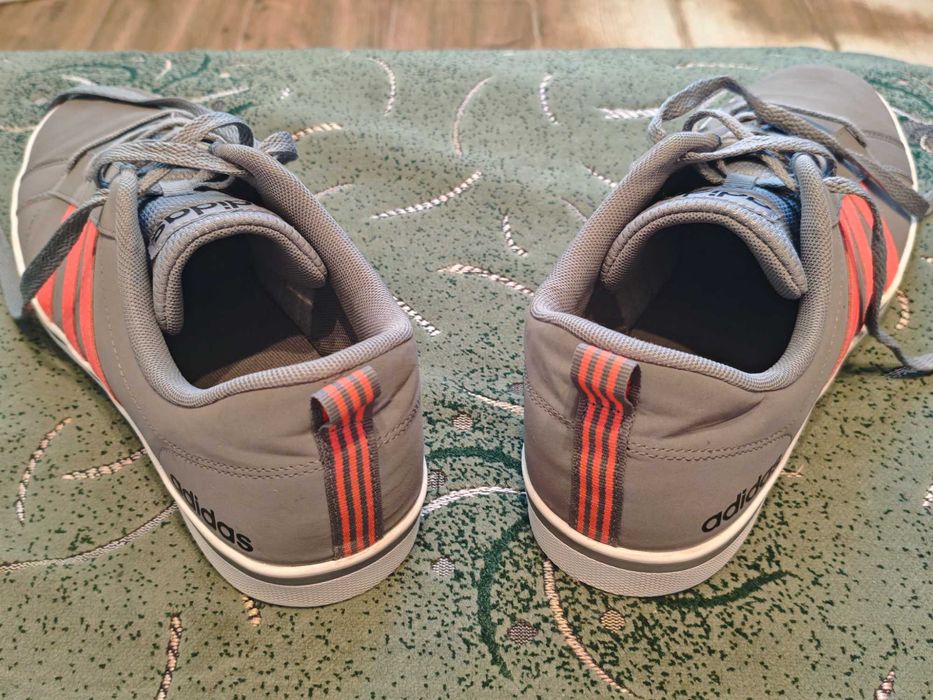 Кроссовки Adidas (оригинал) фирменные размер-44 стелька- 28см.