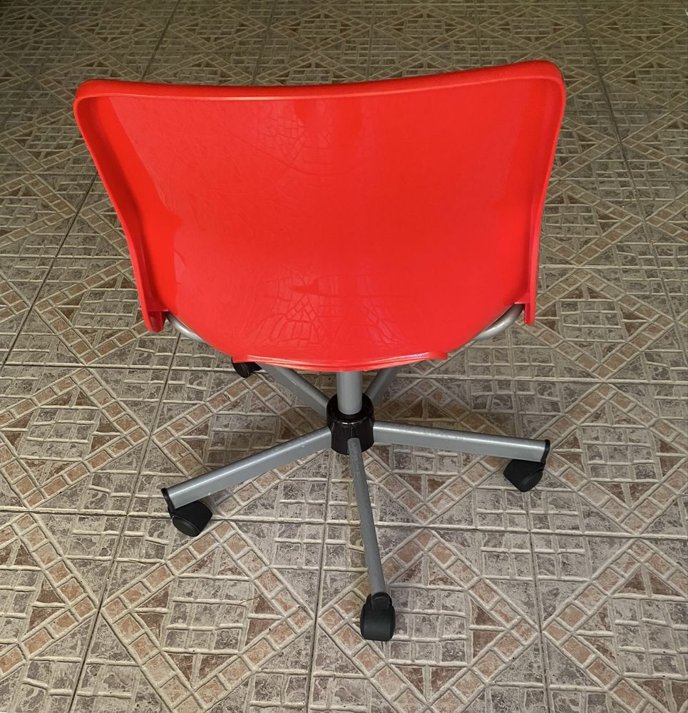 Cadeira rotativa vermelha