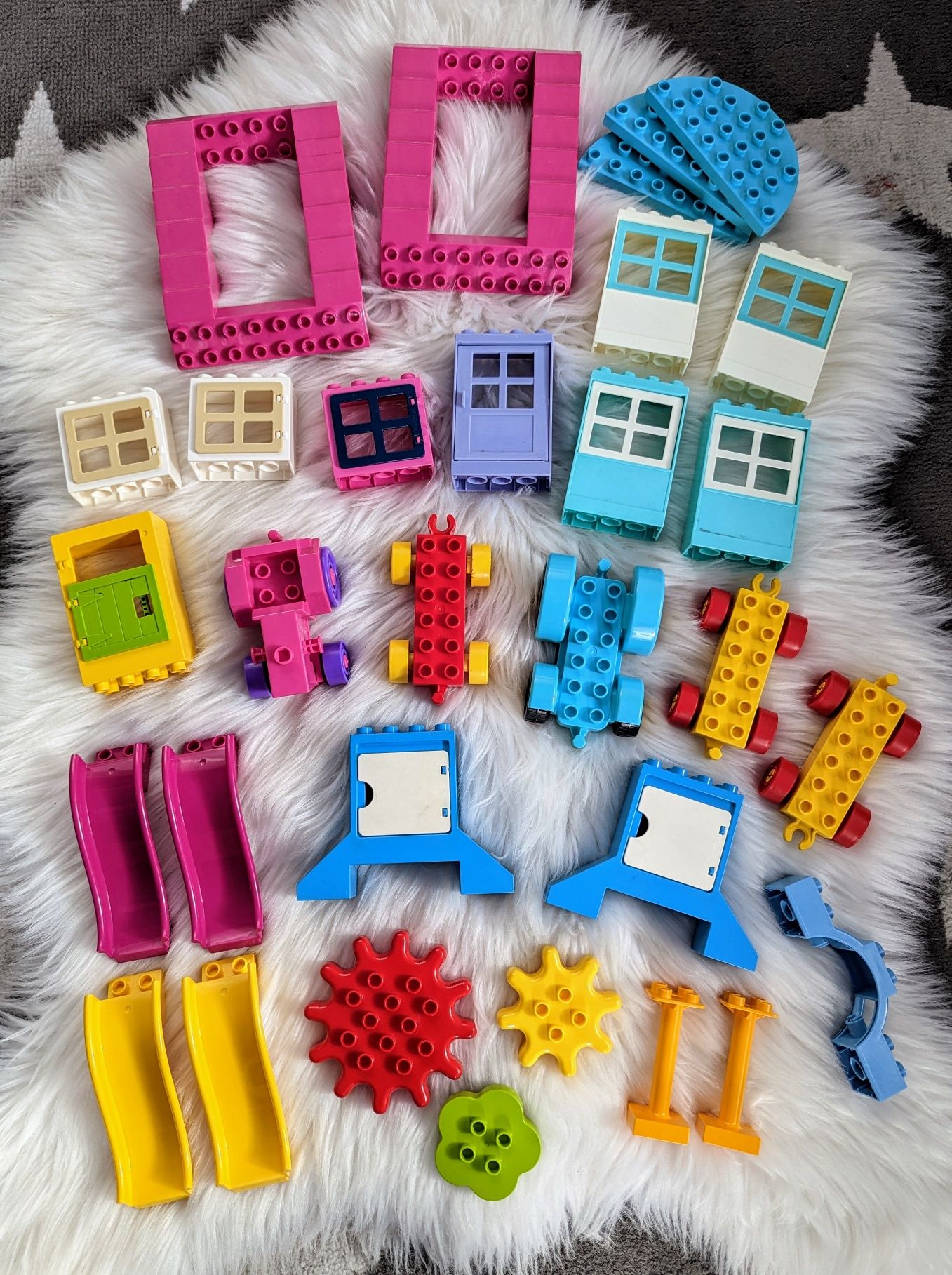 Mega zestaw klocków LEGO Duplo i Hello Kity, 400 elementów