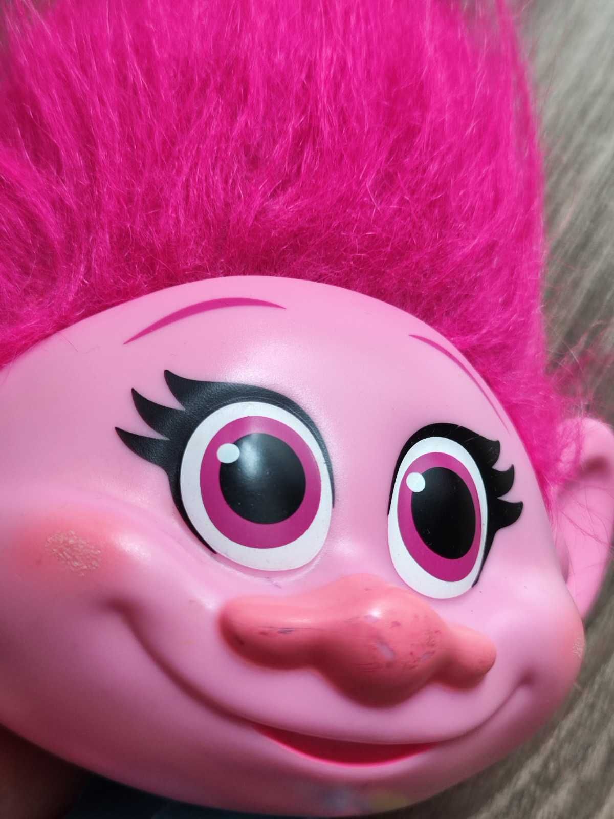 Lalka Poppy Hasbro Trolle Interaktywna zabawka 2015 trollinka śpiewa
