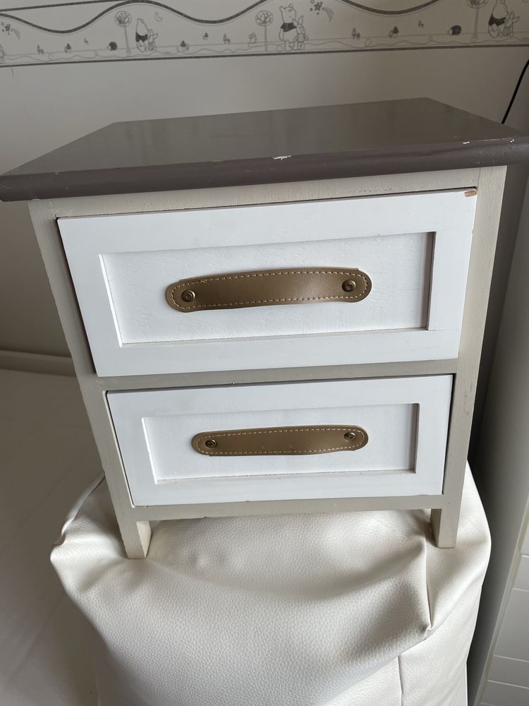 Mesa pequena de arrumos