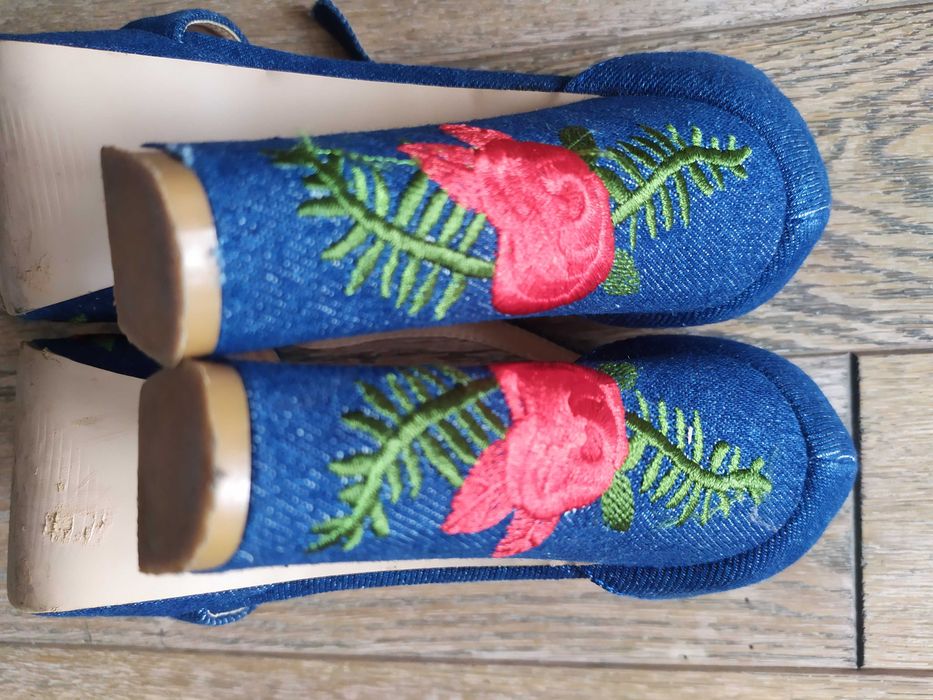 Śliczne dżinsowe sandałki Vices haftowane jeansowe sandały DeeZee