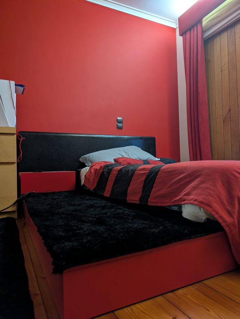 Cama e mesa cabeceira