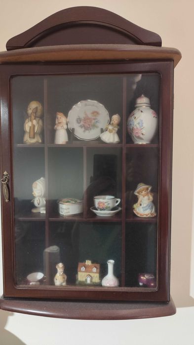 Expositor com miniaturas de loiças