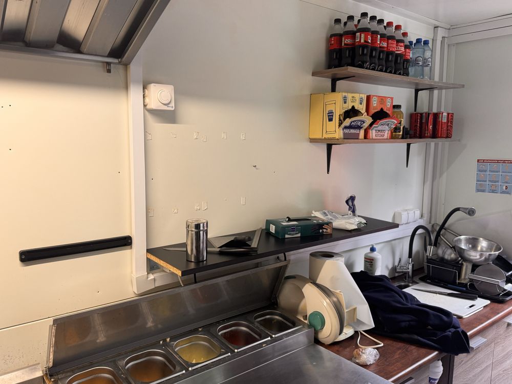 Przyczepa gastronomiczna Grill - Burger - dobre wyposażenie.