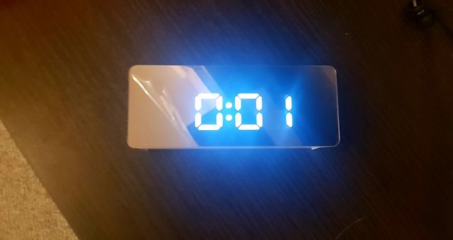 Часы будильник,показывают температуру в доме.