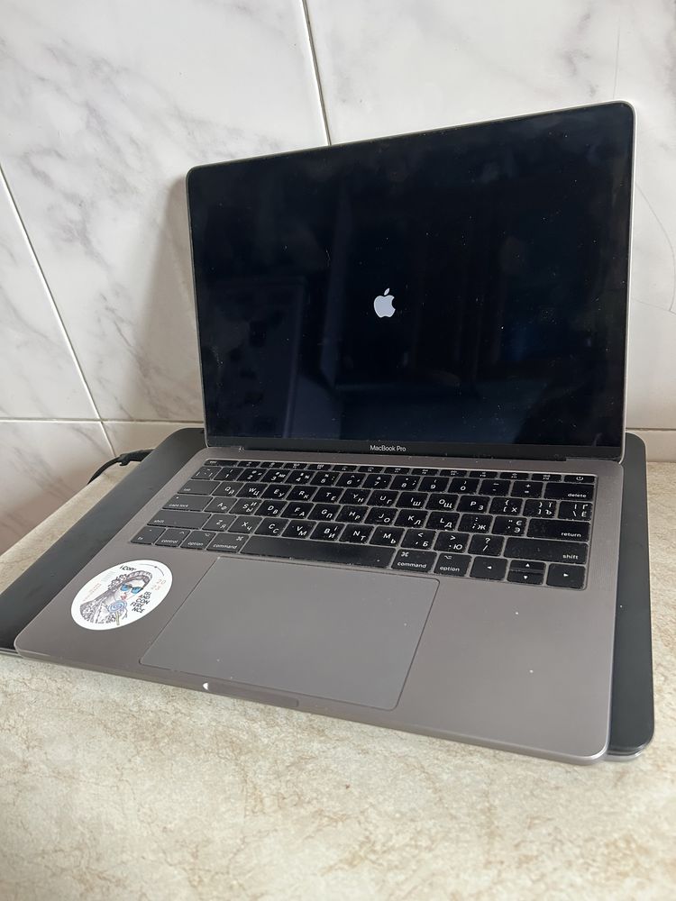 Macbook Pro 2017 8/128, под ремонт или запчасти