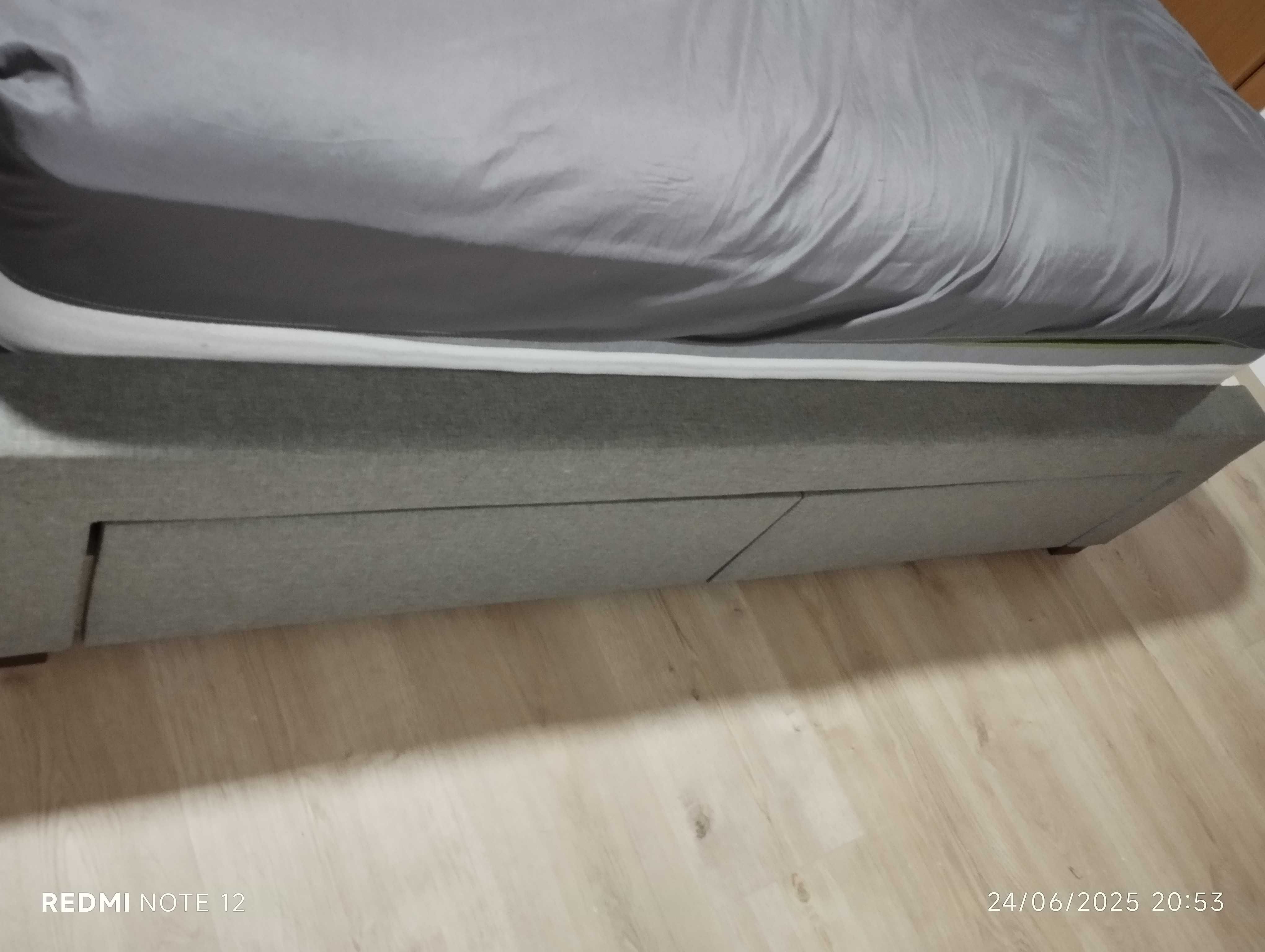 Cama e mesinhas de cabeceira