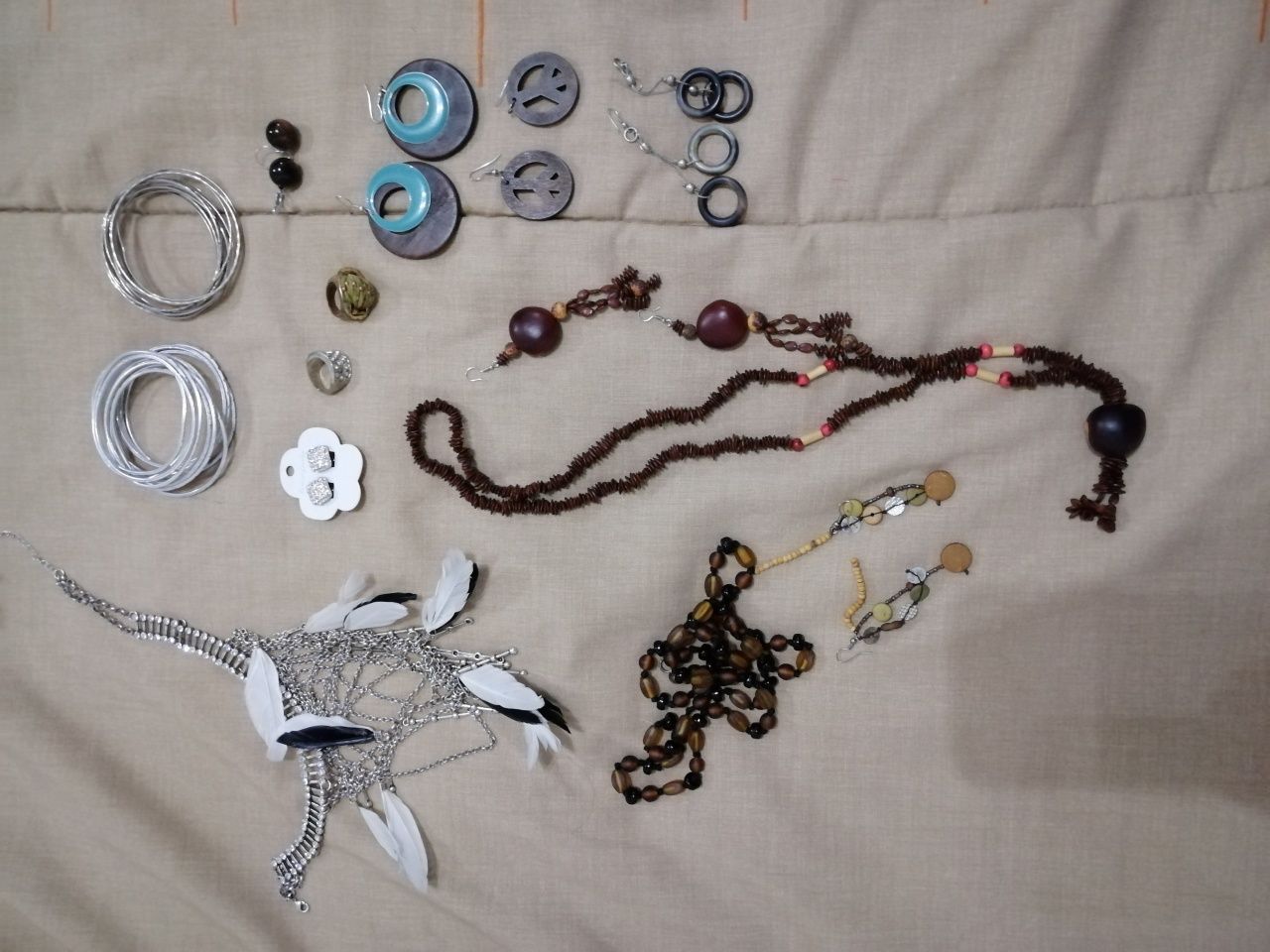 Colares, pulseiras, brincos e anéis