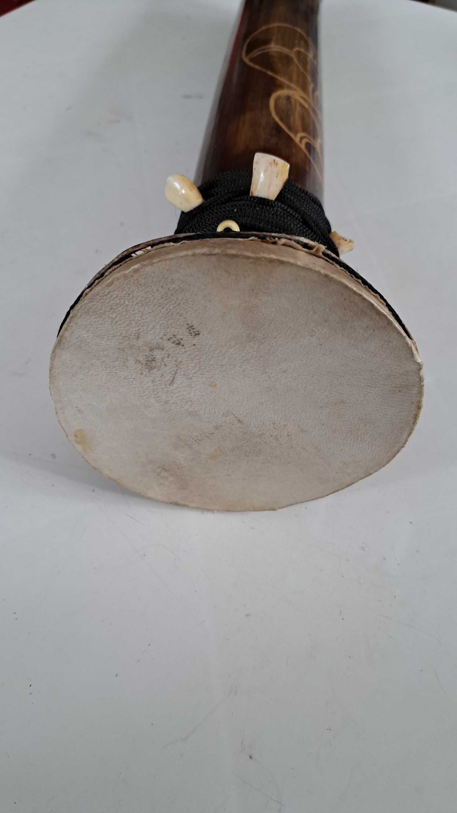 Bębenek instrument afrykański bambus