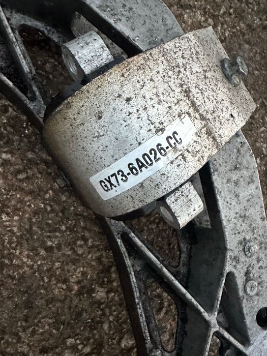 Кронштейн крепления КПП Jaguar XE XF F-Pace