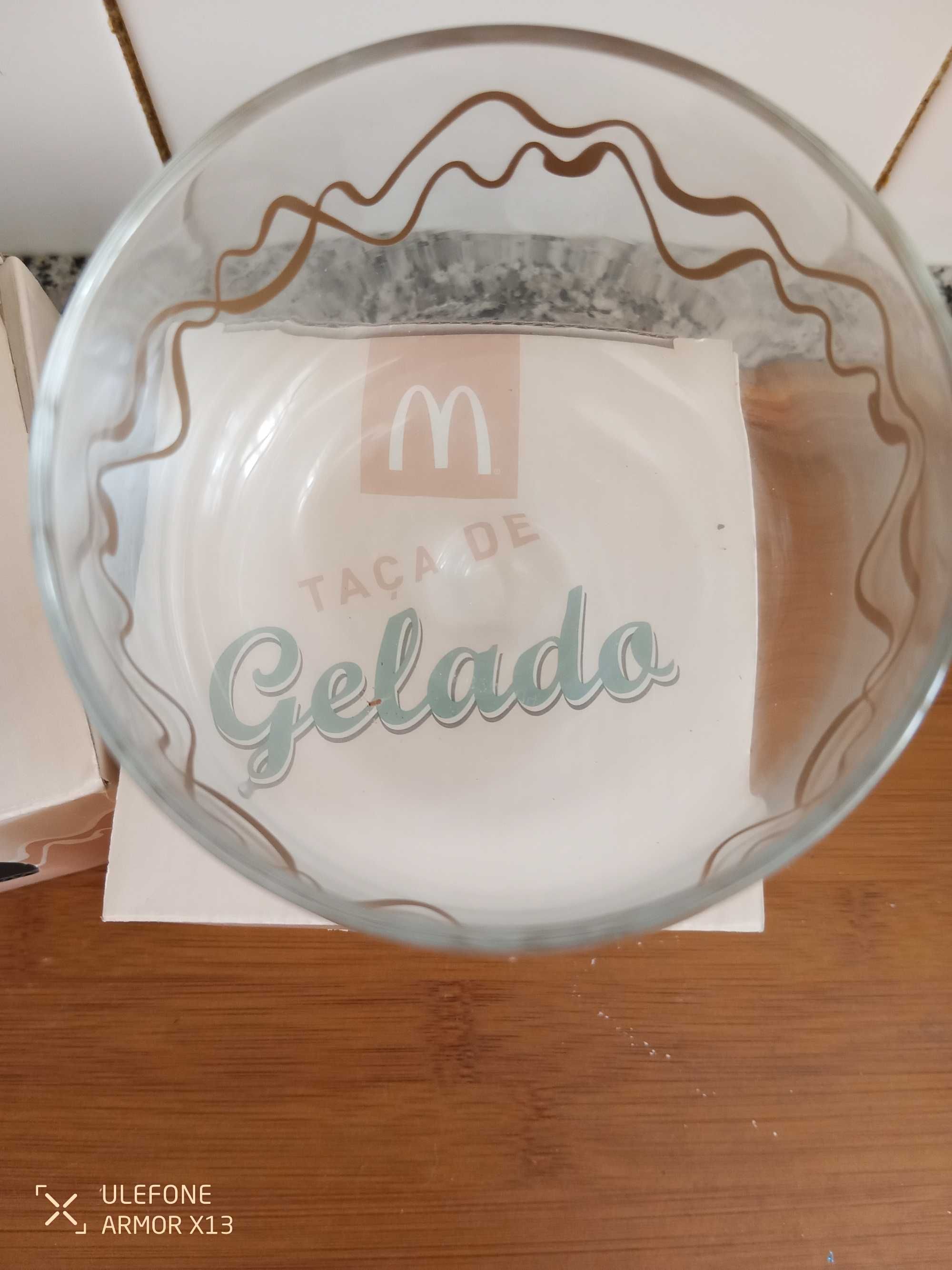 Par taças de gelado.