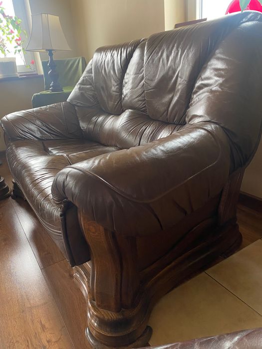 Zestaw 2 sof skórzanych,  na drewnianych podstawach