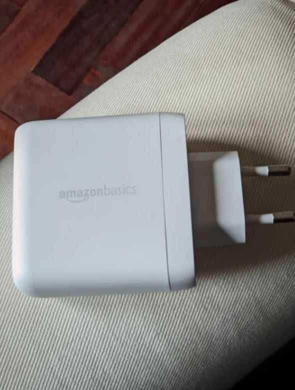 Carregador USB AmazonBasics (63w - power delivery)