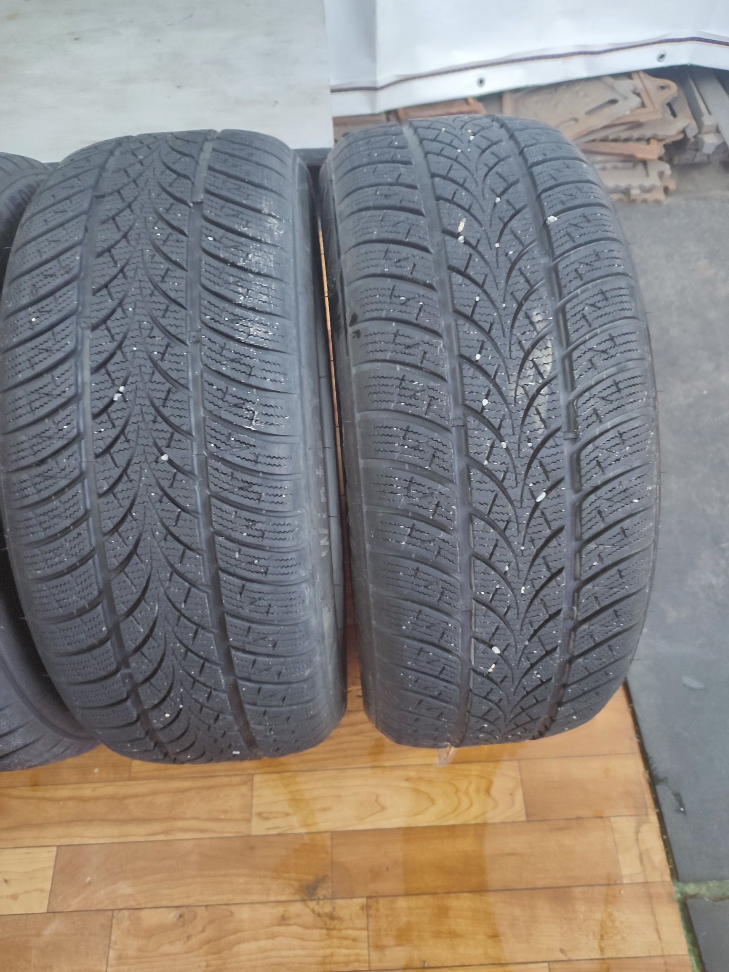 Продам зимню ризину 215 50r17 майже нова