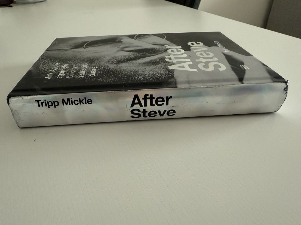 Ksiazka After Steve. Jak Apple zgarnęło biliony i straciło duszę