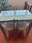 Mesa em vidro com 4 cadeiras