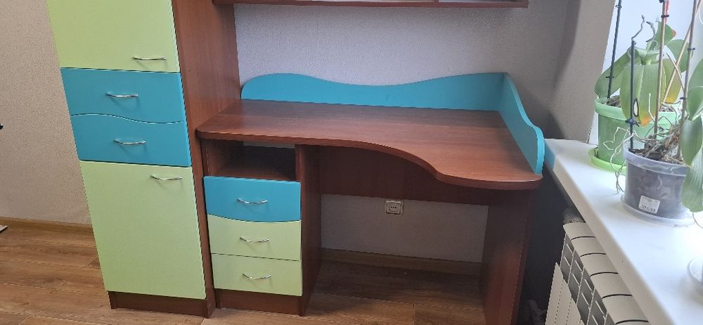 Набір меблів у дитячу кімнату + ліжко + матрац + комод + дзеркало.