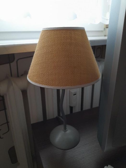 Mała lampka stolikowa