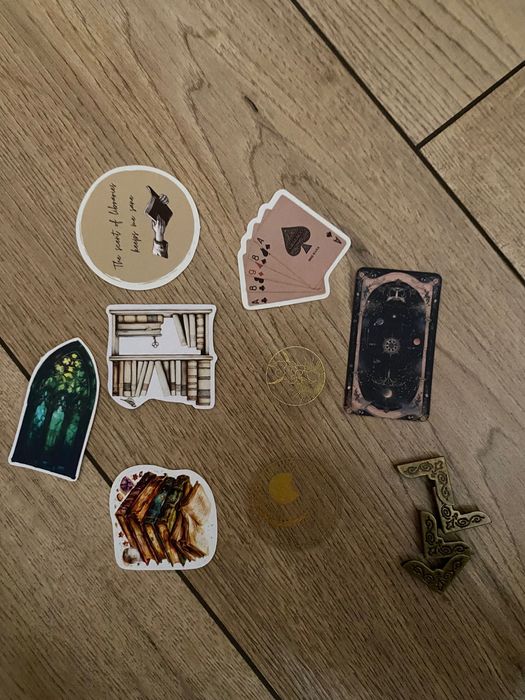 Манга «Ательє чаклунських капелюхів» Том 1 з різними додатками