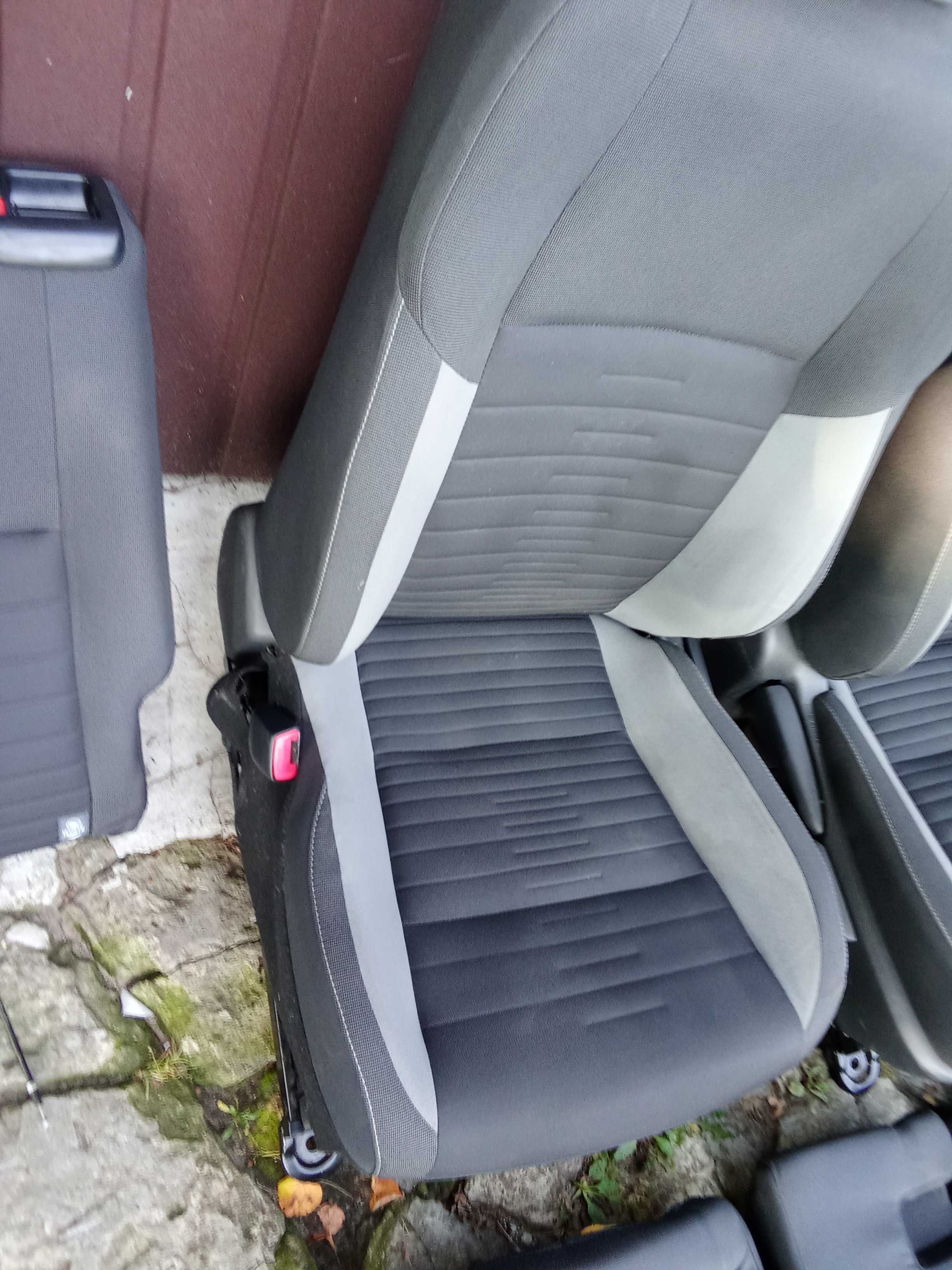 Toyota Auris II kombi hybryda fotele kanapa tylna podłokietnik EU.
