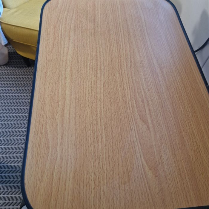 Stolik przyłóżkowy regulowany