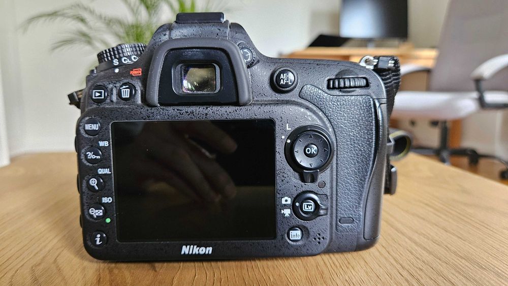 Lustrzanka Nikon D7100 z obiektywem