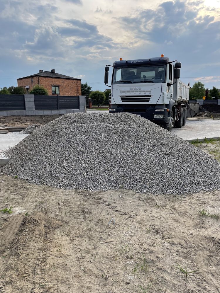 Utwardzanie drogi terenu szlaka gruz kruszony kruszywo ziemia piach