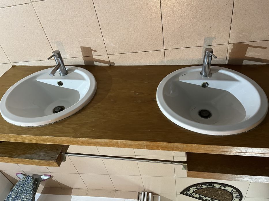 Móvel de lavatório duplo com base de gavetas e torneiras