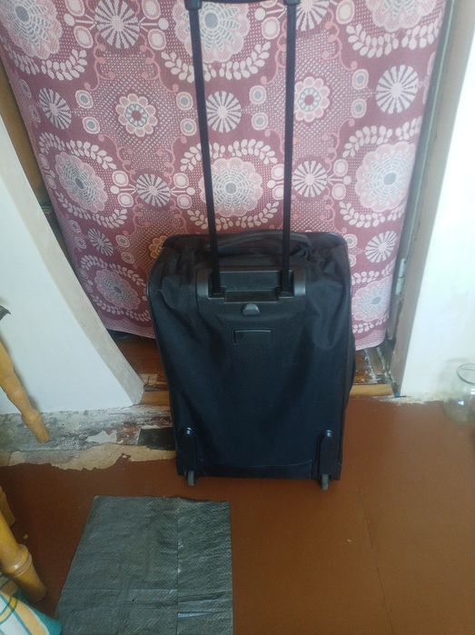 Чемодан дорожный на колёсиках