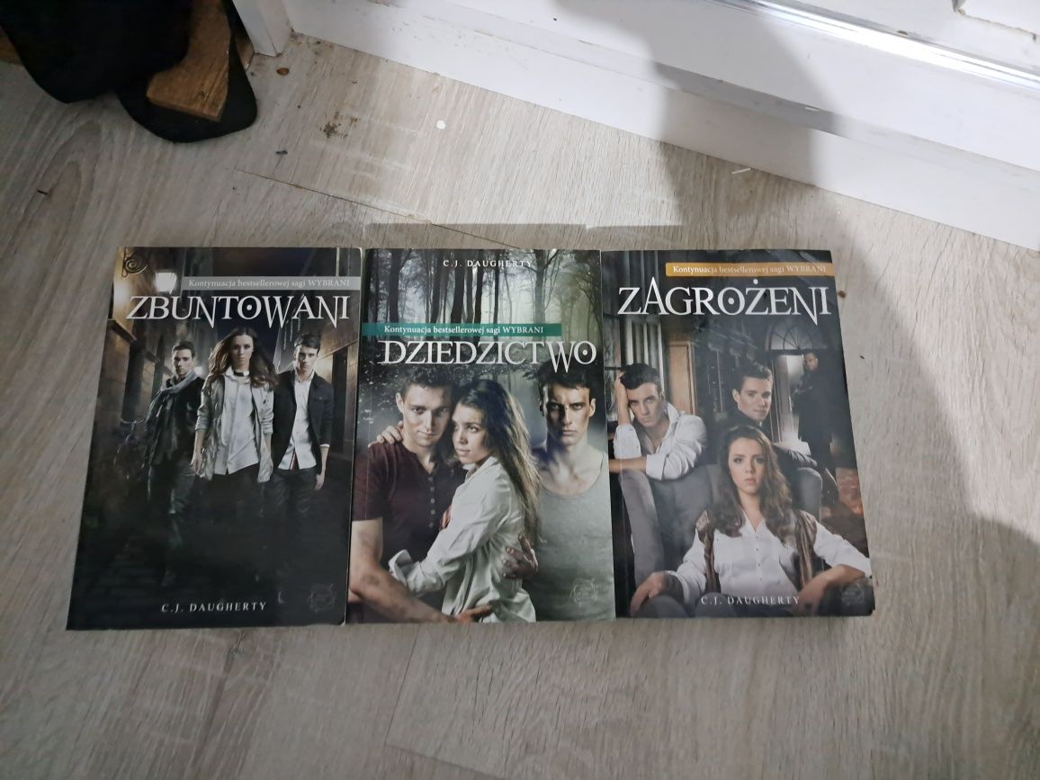 Zagrożeni , dziedzictwo , zbuntowani - C.J Daugherty