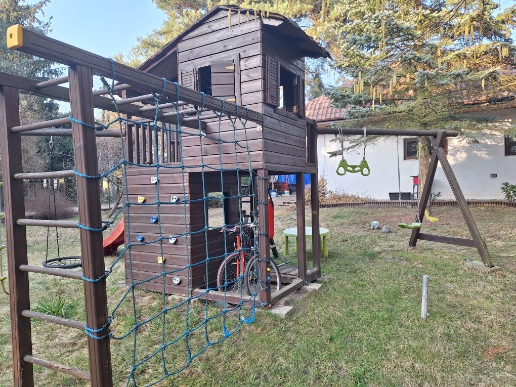 Domek drewniany huśtawka zjeżdżalnia i inne