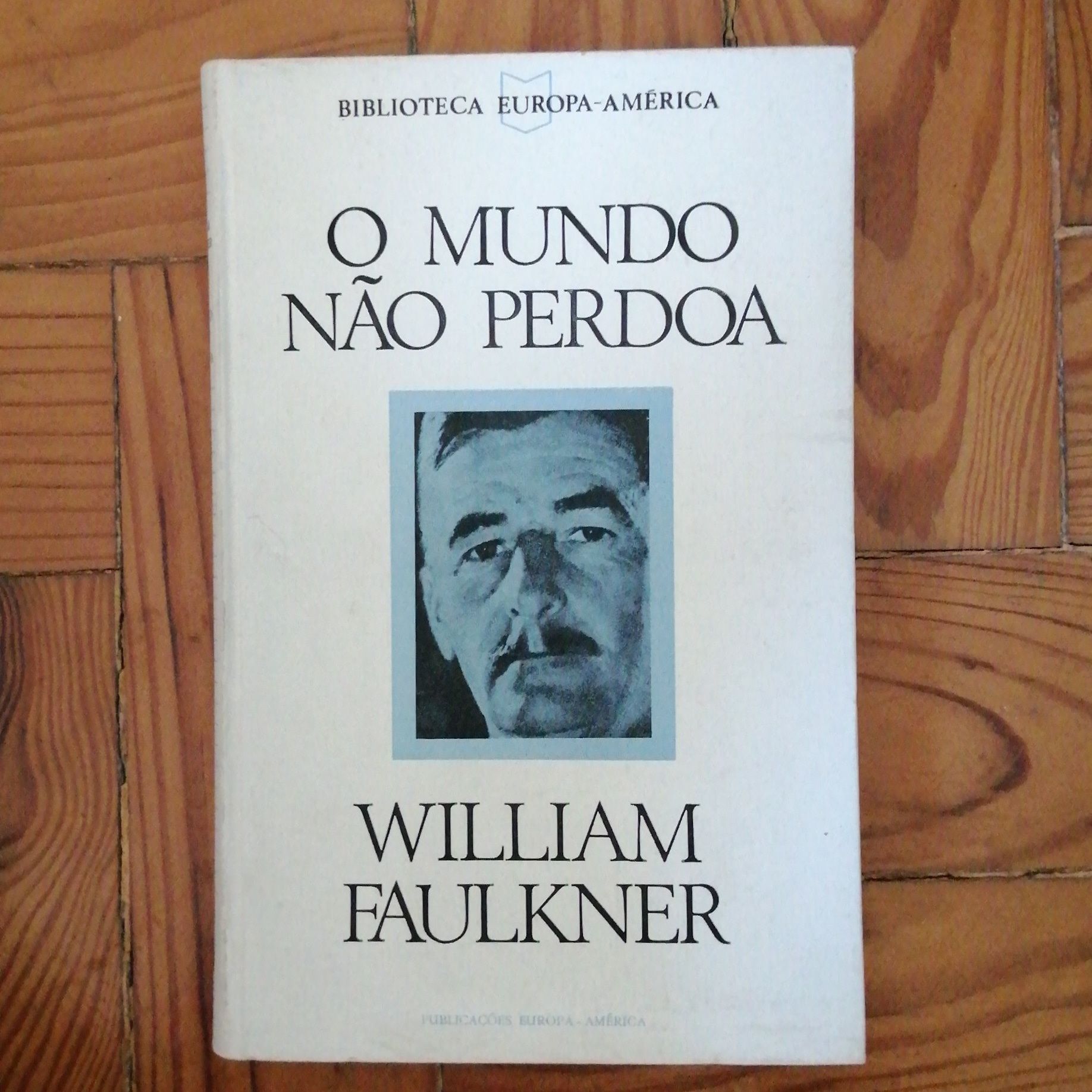 Livros variados em bom estado