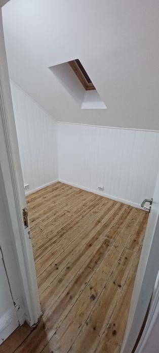 Alugo T 2 em águas furtadas na rua de São Bento em Lisboa