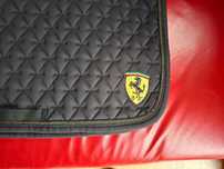 Wszechstronny czarny czaprak z naszywką Ferrari w rozmiarze PONY
