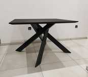 Czarny stolik włoskiej marki Calligaris 100x100x66h podstawa pająk