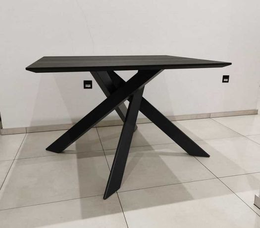 Czarny stół włoskiej marki Calligaris 100x100x66h