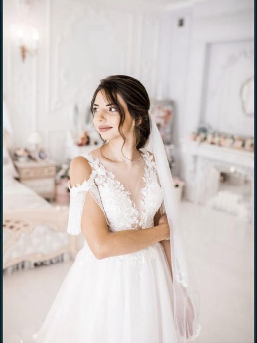 Весільна сукня(підʼюбнік, фата, прикраси для машини) все в цій вартост