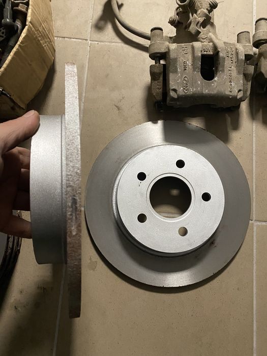 Продам на Форд Фокус 3  Комплект гальм задніх