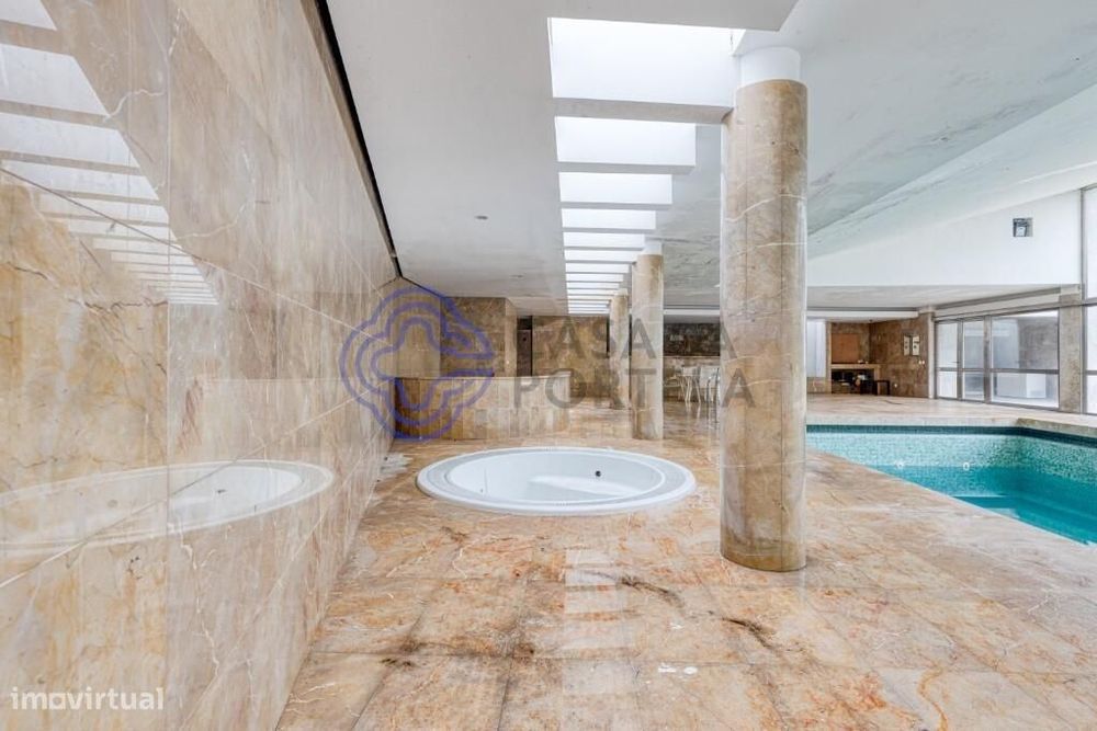 Moradia T4 de arquitetura moderna, linhas simples e contemporâneas