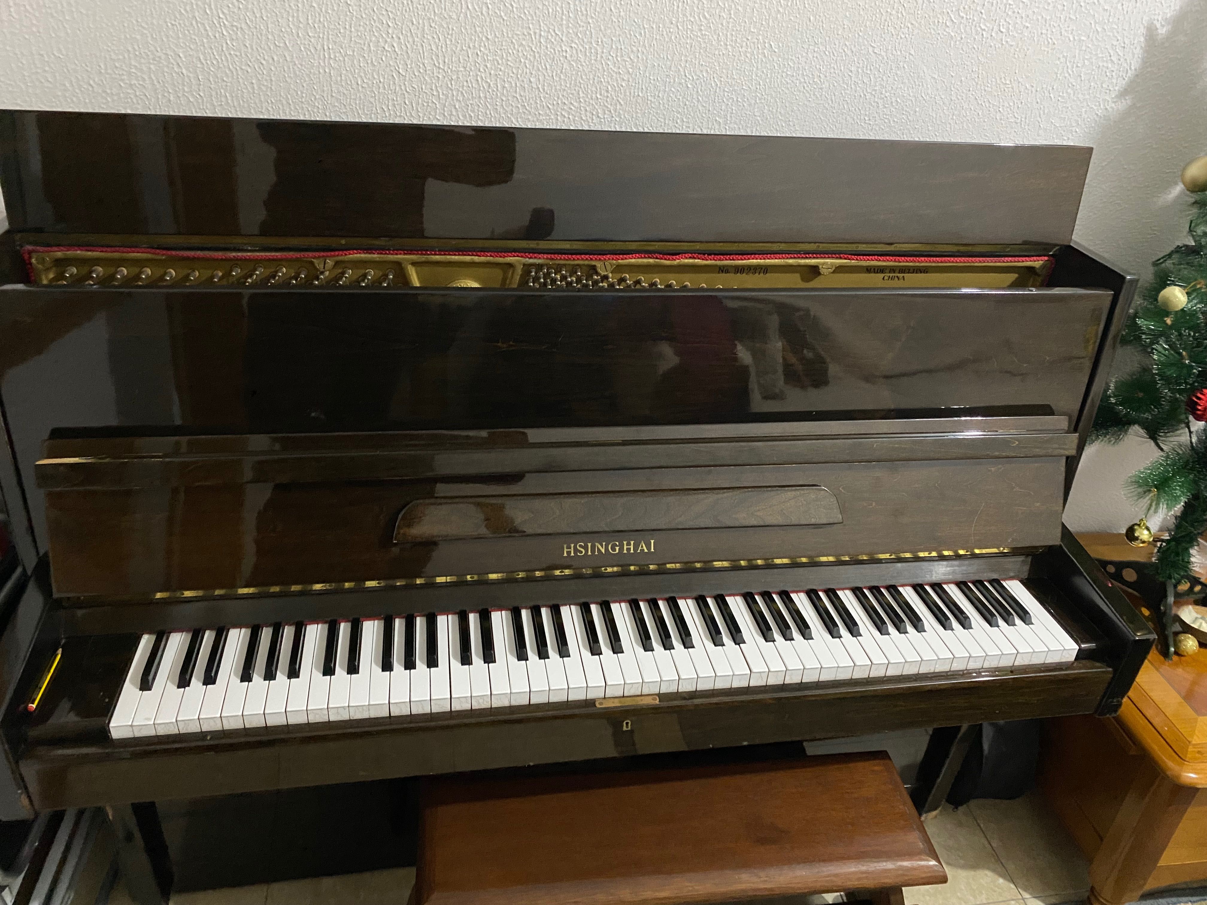 Piano acústico bem conservado