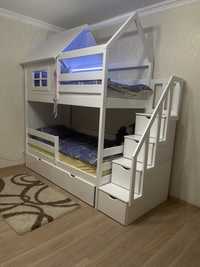 Дитяче двохярусне двохрівневе кровать ліжко
