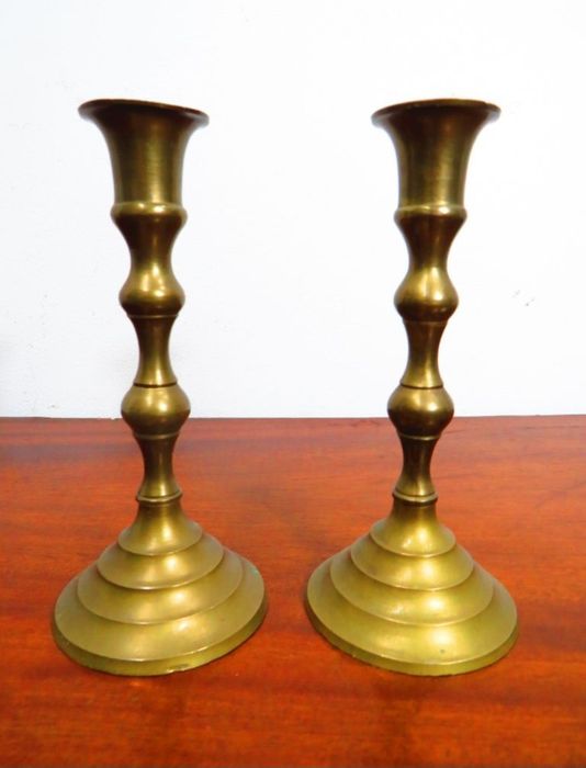 Par de castiçais em metal dourado.