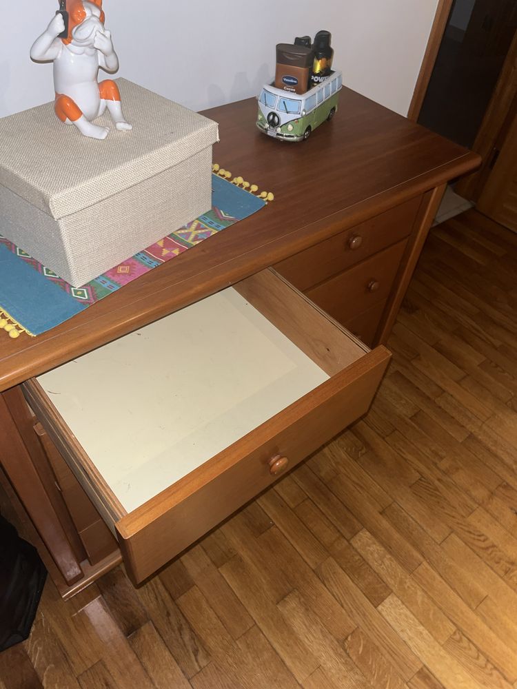 Vendo uma comoda com cinco gavetas
