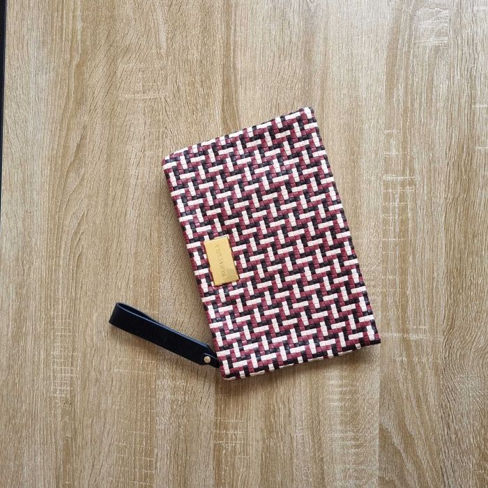Clutch Bimba y Lola - Entrelaçado Multicolor com Alça de Pulso