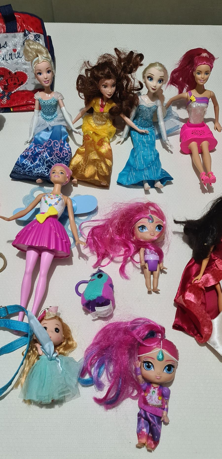 Conjunto para crianças.  Bonecas e carteiras.