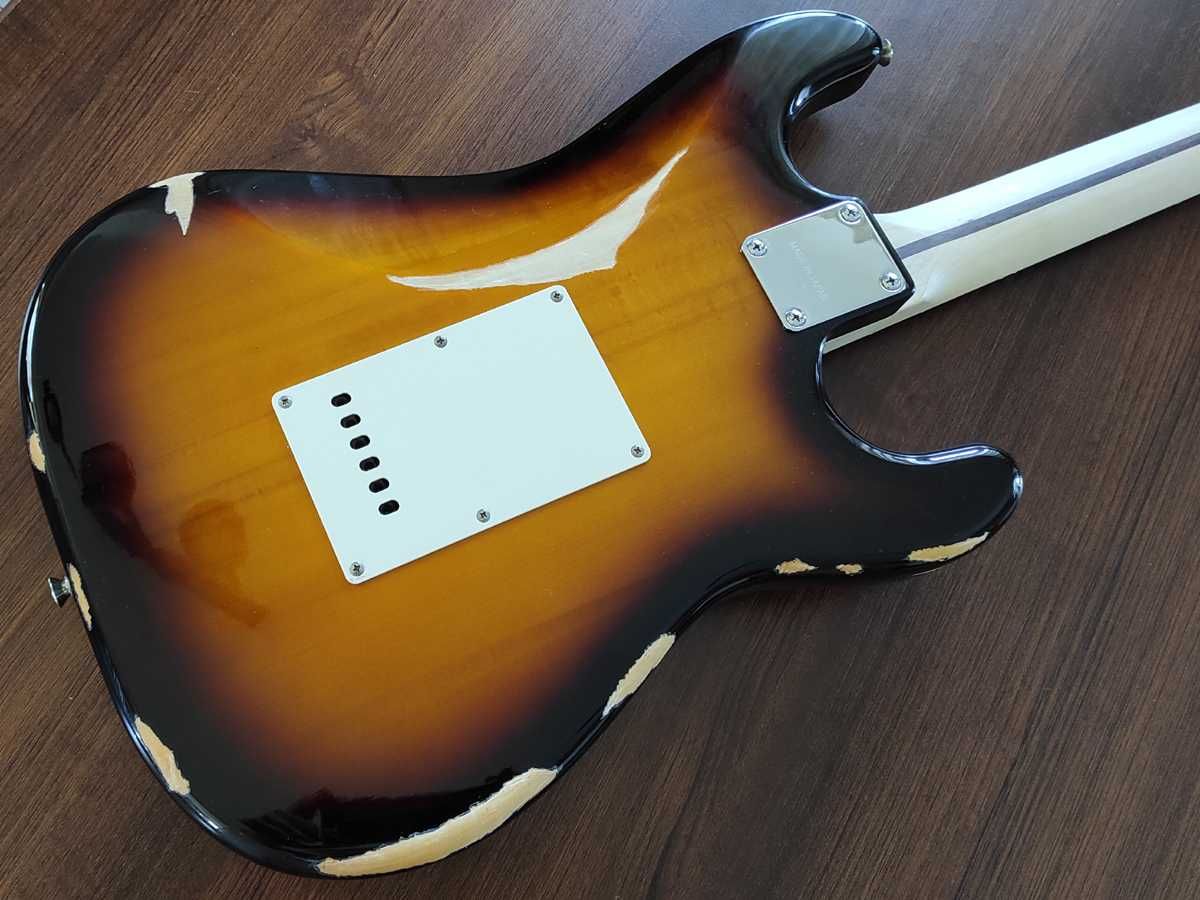 Leworęczna gitara typu Stratocaster (hard relic, główka w rewersie)