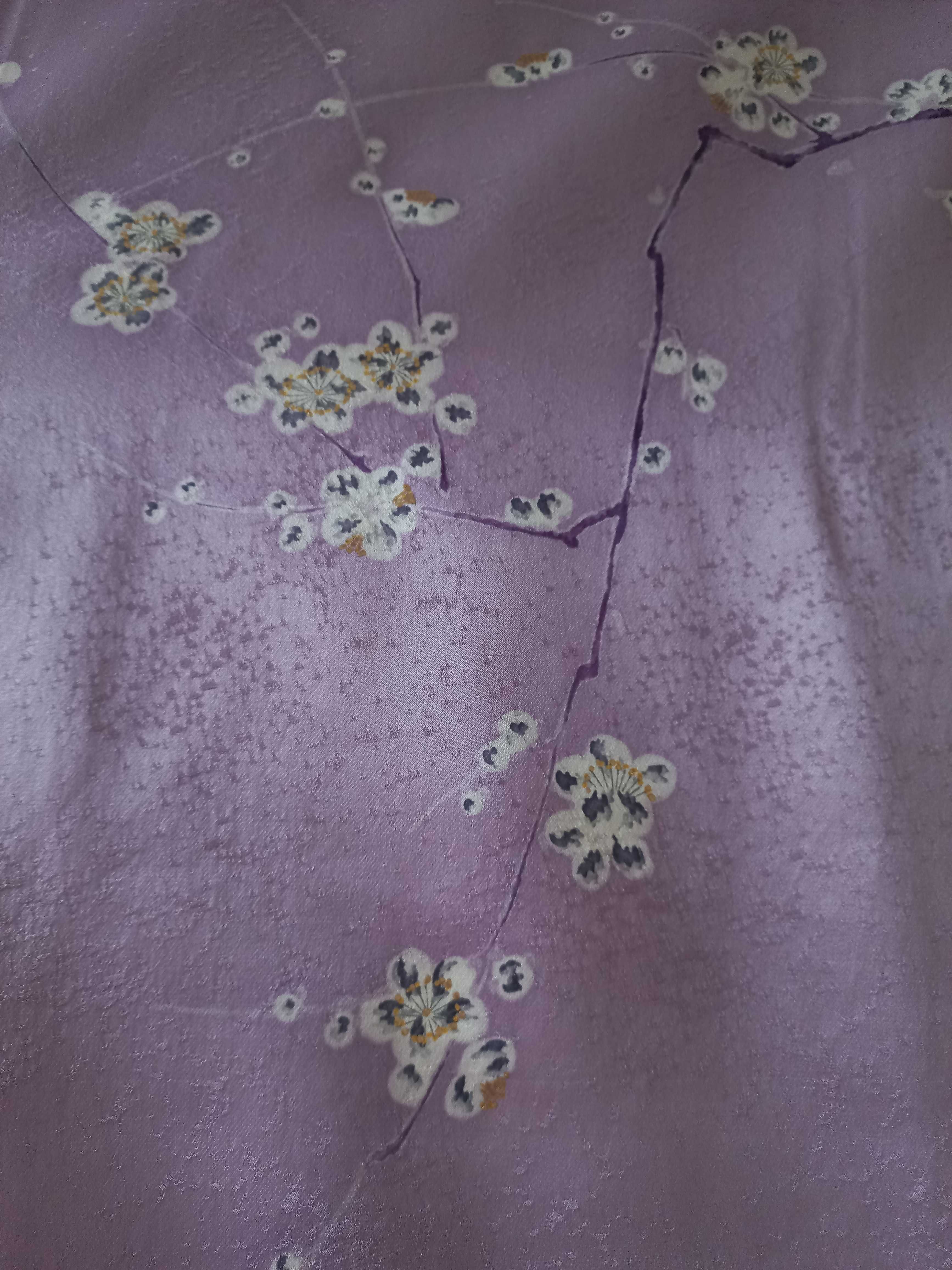 Fioletowe japońskie jedwabne kimono w kwiaty śliwy białe złote kwiaty