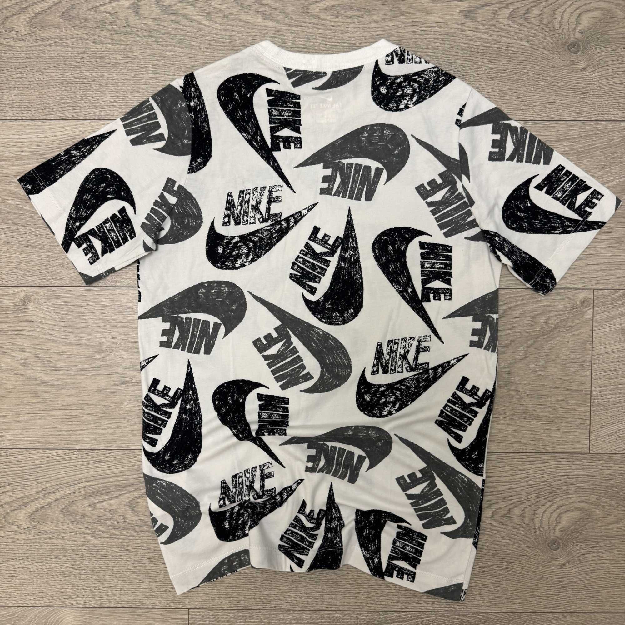 Стильна Монограмна Футболка Найк Nike Monogram,  розмір XS, оригінал
