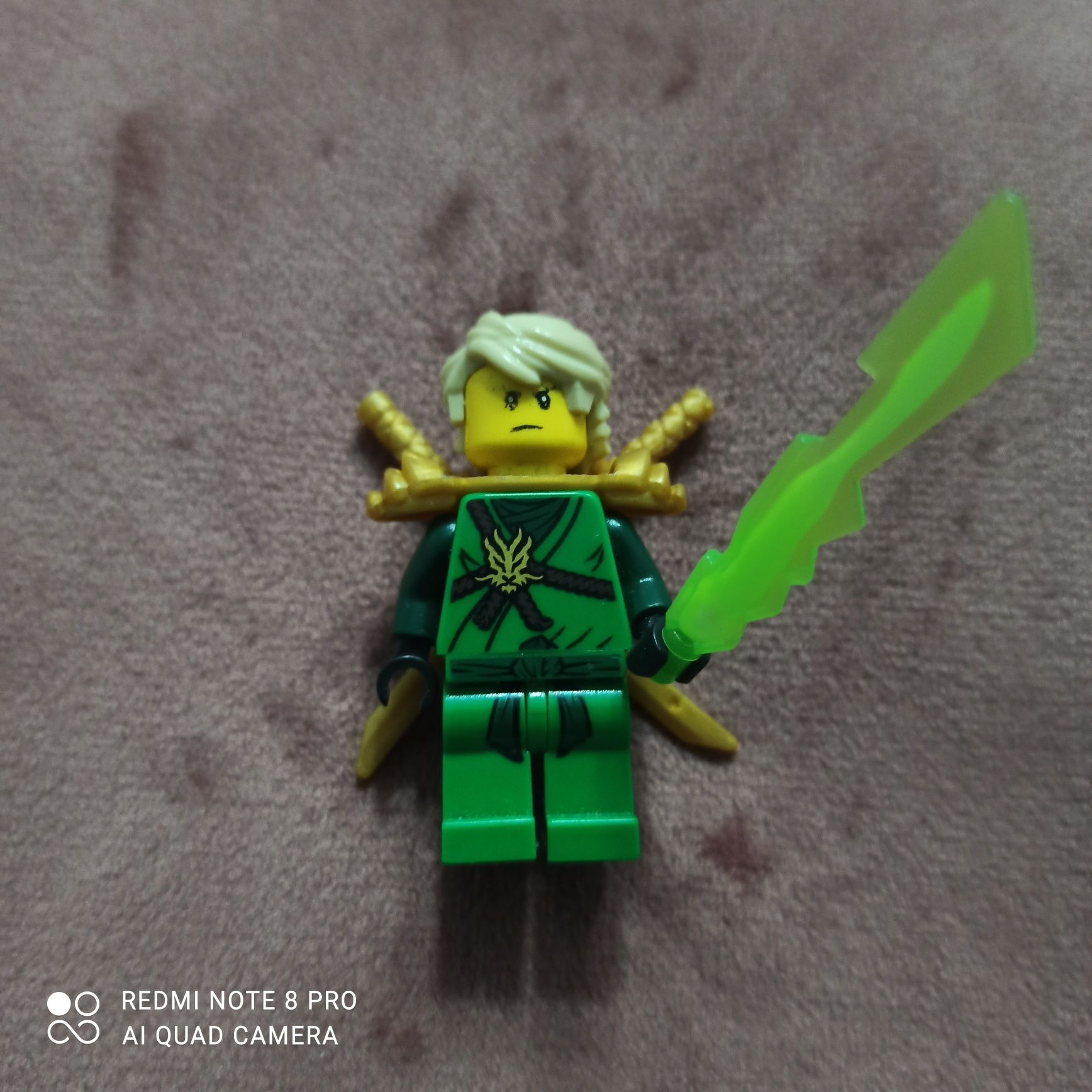 LEGO figurka ninjago Lloyd + miecze skcesoria